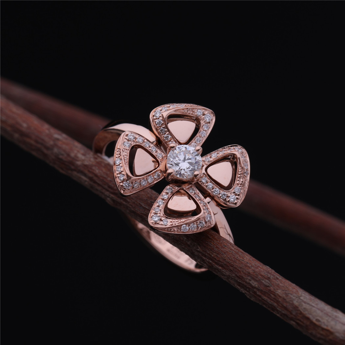 Quality Roman Love Flower Ring Fiorever 18 kt Rose Gold Ring set with a central diamond and pavé diamonds for sale