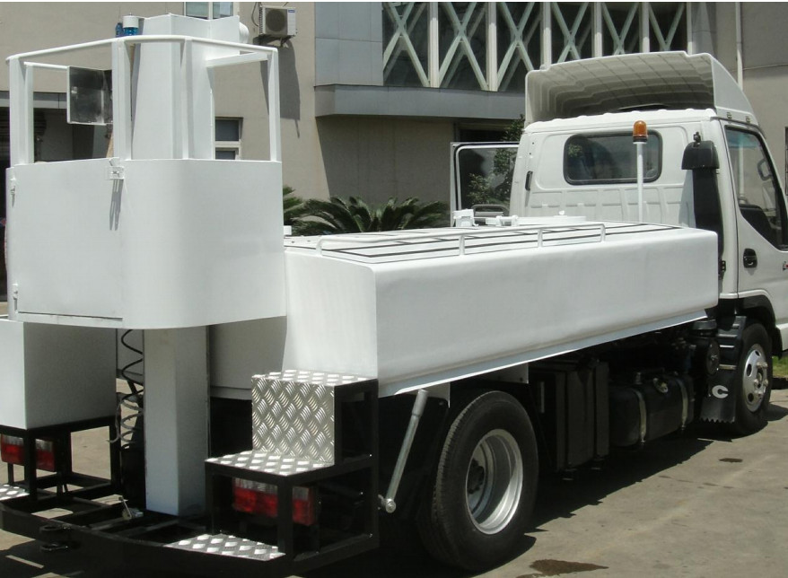 Quality Low Emissions Sewage Suction Truck Euro 3 Standard 0.25 - 0.35 MPa Pressure for sale