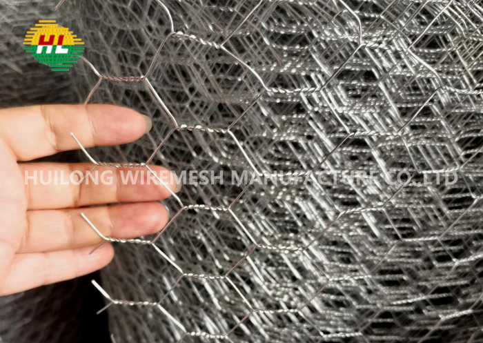 Fabricator Building or chicken wire galvanized hexagonal wire mesh for animal cages screen and decorative fence mesh