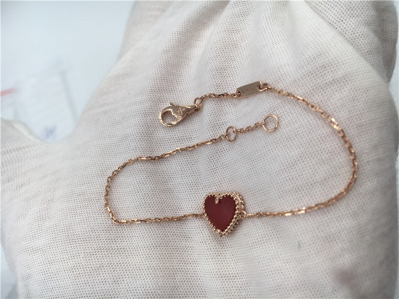 Quality Young Ladies 18K Gold Jewelry Sweet Alhambra Heart Bracelet With Carnelian for sale