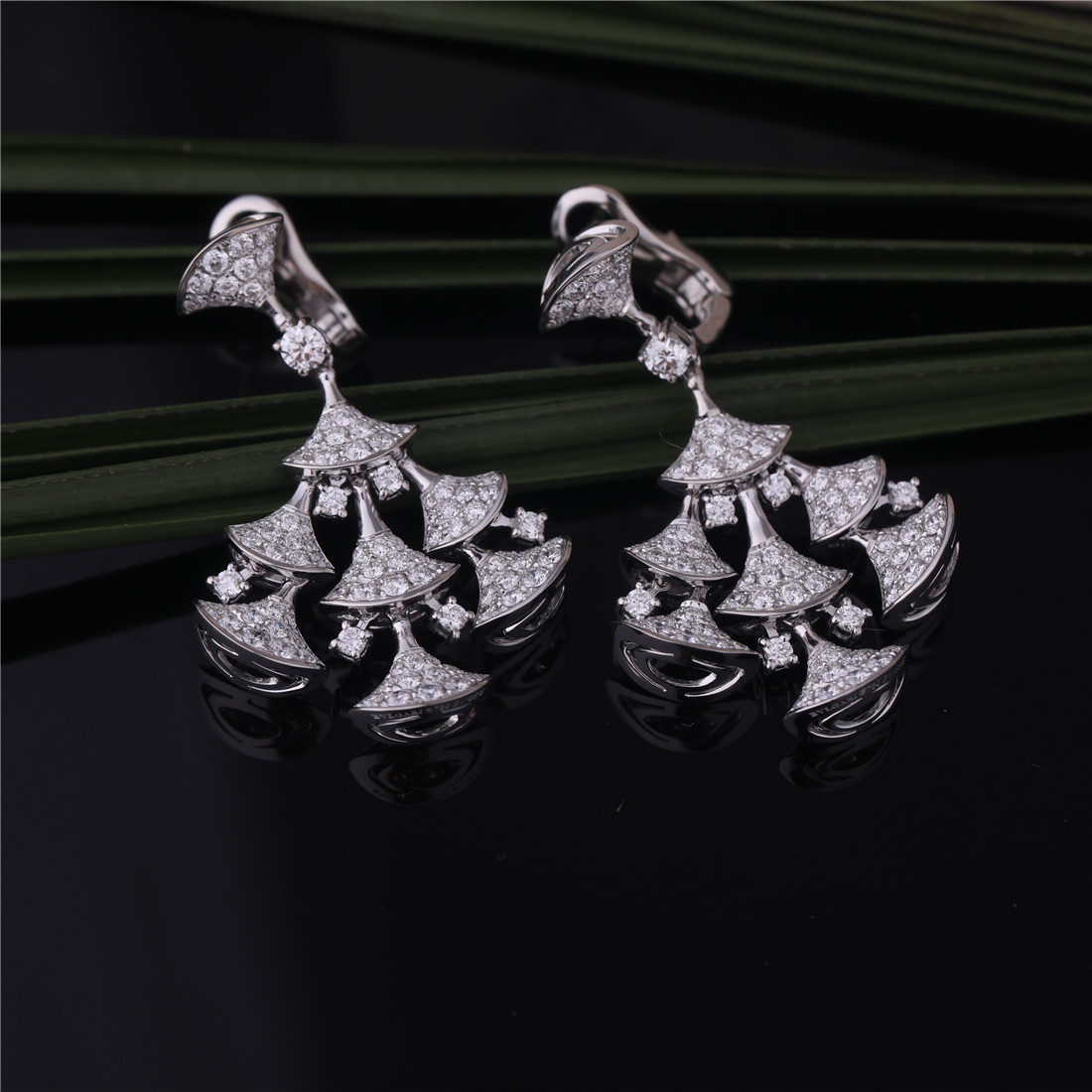 Quality Roma High Jewelry DIVAS' DREAM Earrings in 18K white gold set with 7 Main Diamonds and full pavé diamonds for sale