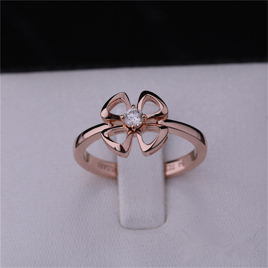 Quality Roma Gold Brand Jewelry Fiorever 18 Karat Rose Gold Ring set with a central diamond REF 355305 for sale
