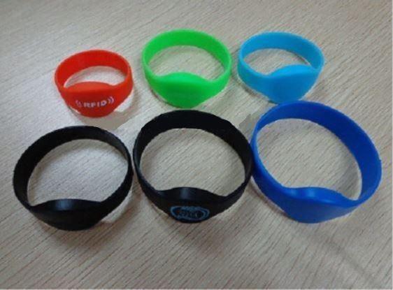 Buy Smart Customized 13.56Mhz RFID NFC Silicone Wristband at wholesale prices
