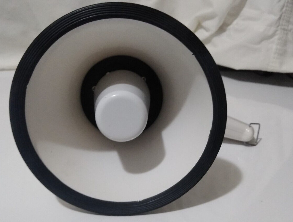 70Hz Compact Battery Operated Bullhorn Adjustable Strap 0.8kg