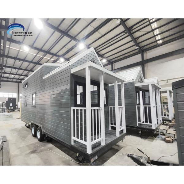 EU/AU/USA Standard Prefabricated Modular Home Tiny Home On Wheels With Three Bedrooms In A Backyard