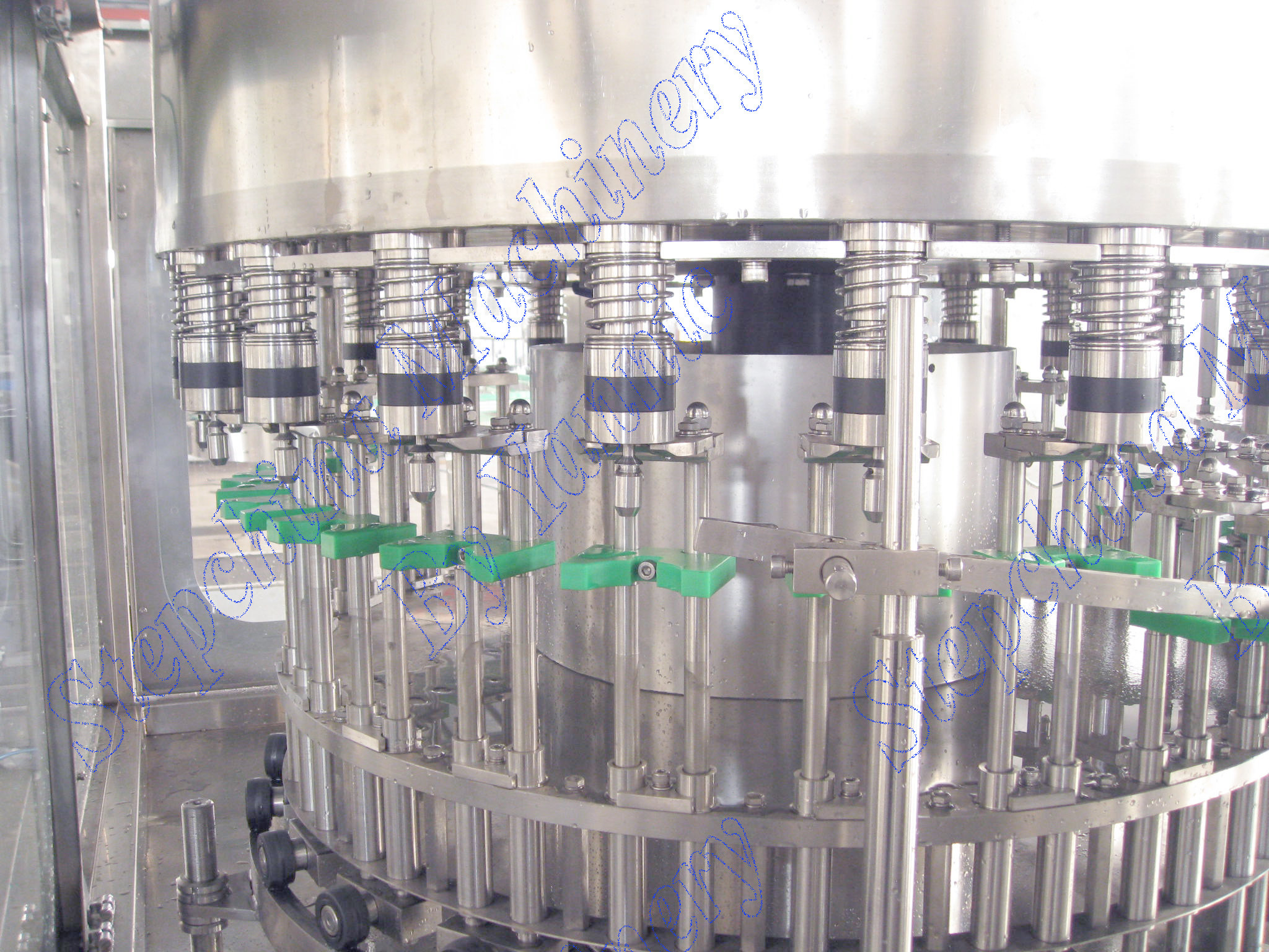 Rotary Pure Water 500ml Pet Bottle Filling Machine 7000BPH With 16 Pieces Heads