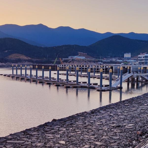 Marine Grade Aluminum Floating Finger Dock With Mooring Cleats LLDPE Floaters Floating Pontoon For Wharf Engineering