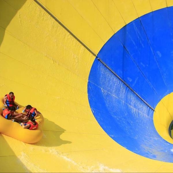 Huge Tornado Custom Water Slides Width 18.6m 42*60m For Family Riding