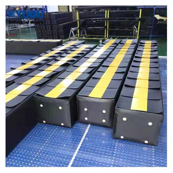 Black Airbag Retractable Loading Dock Shelters Anti Crush Sponge Customized