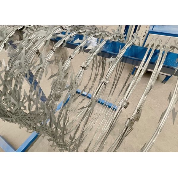 Government Buildings Diamond Opening Mesh Type Razor Wire Fence Easily Assembled